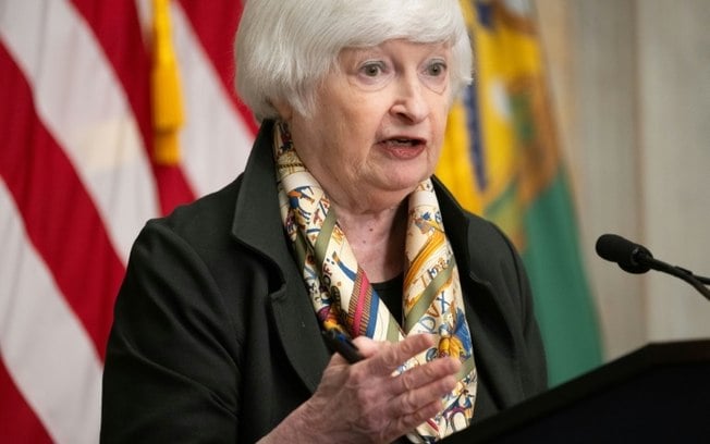 A secretária do Tesouro dos Estados Unidos, Janet Yellen, fala en coletiva imprensa durante as reuniões de primavera do FMI-Banco Mundial, no Departamento do Tesouro em Washington, em 16 de abril de 2024