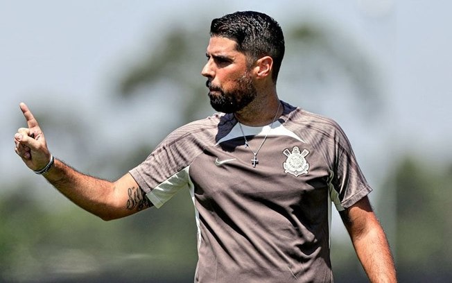 António Oliveira quer resgatar confiança dos jogadores do Corinthians 