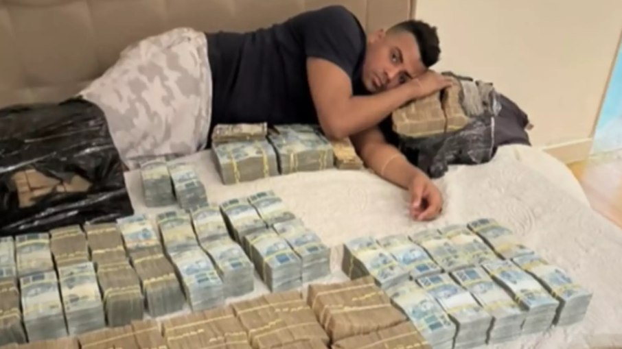 TH Joias em foto ostentando dinheiro