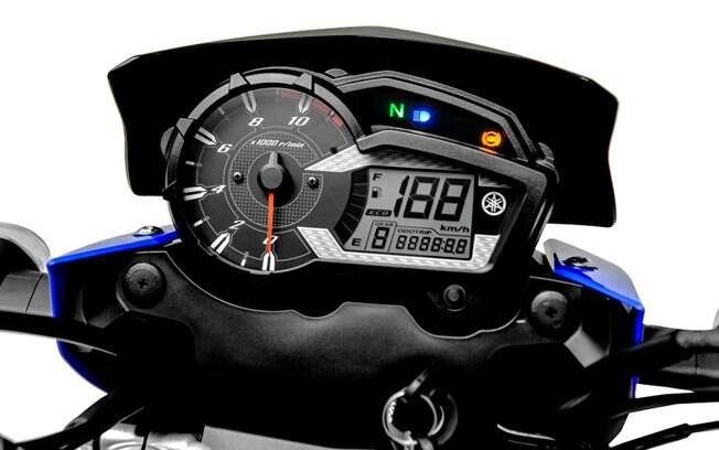 O painel de instrumentos da Yamaha XTZ 150 Crosser mistura o belo conta-giros analógico com o velocímetro digital