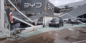 Temporal destelha 210 casas e deixa Osório (RS) "às escuras"
