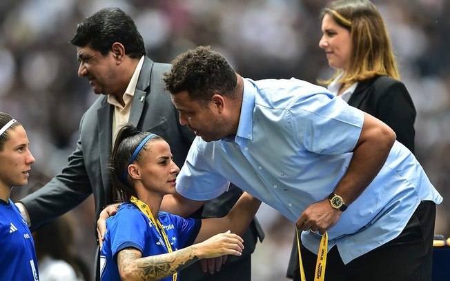 Ronaldo entrega medalhas de prata às jogadoras do Cruzeiro, vice-campeãs da Supercopa do Brasil 