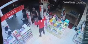 VÍDEO: PM chega de surpresa em assalto à farmácia e prende dupla