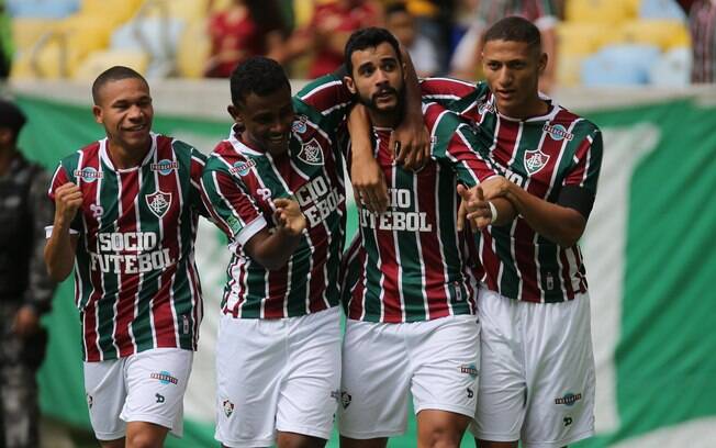 Henrique Dourado comemora com companheiros gol pelo Fluminense na estreia no Brasileirão 2017