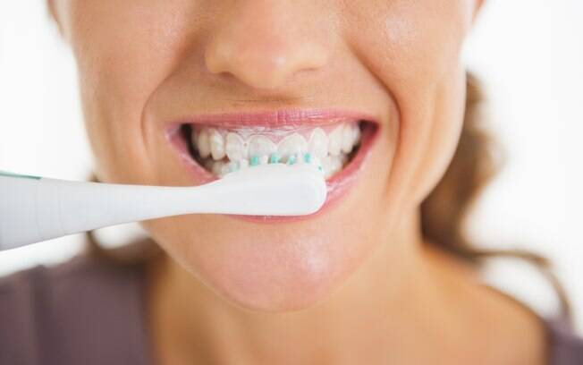 Evite escovar os dentes logo após as refeições 