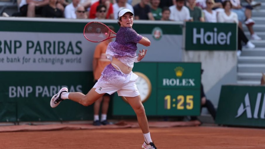 João Fonseca é tenista mais novo a vencer Djokovic em Grand Slam