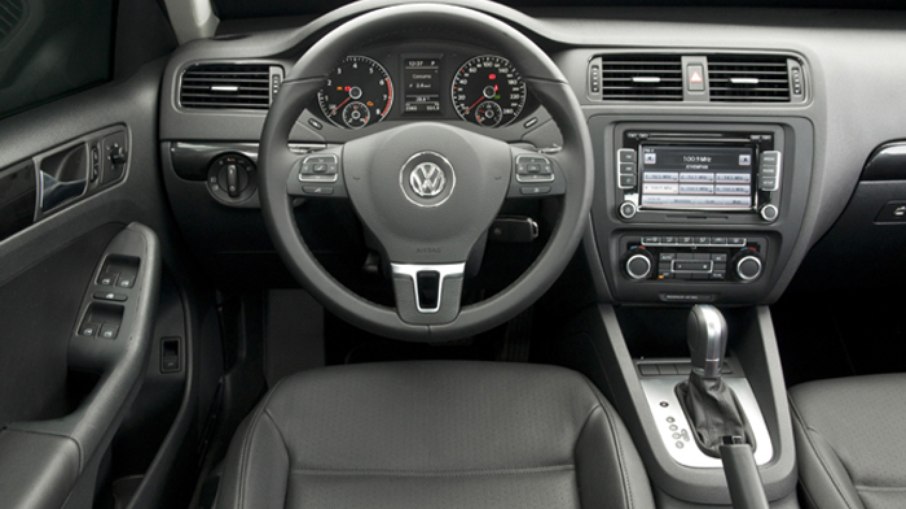Visual interno segue o clássico da VW, sem requintes no acabamento