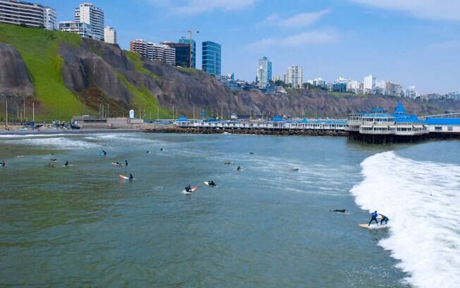 Coisas para fazer em Lima: a Praia Makaha, na Costa Verde, é um lugar famoso entre os surfistas