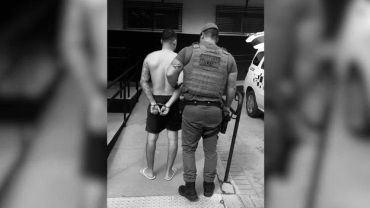 Mulher é resgatada de cárcere privado após pedir socorro