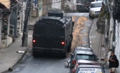 Vídeo: caveirão derrapa em óleo jogado por bandidos no Alemão, no RJ