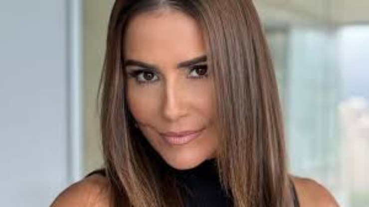 Deborah Secco recebe 1,5 mil peças de Flávia Pavanelli