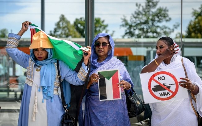 Mulheres fazem manifestação no dia de abertura das negociações de cessar-fogo no Sudão, em Genebra, Suíça, em 14 de agosto de 2024