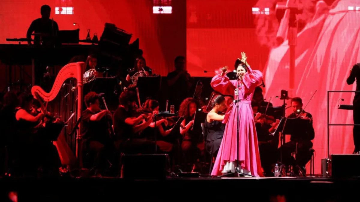 Marisa Monte orbita em universo particular de seu show sinfônico