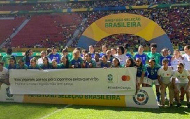 Quem são as mulheres que entraram com as jogadoras do Brasil?