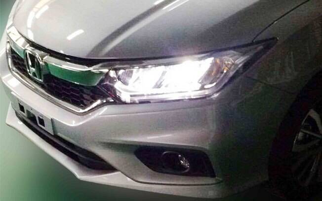 A principal mudança do Honda City é a nova frente, com uma grade e peça cromada semelhante ao do Civic e faróis com luzes de LED. A principal mudança do Honda City é a nova frente, com uma grade e peça cromada semelhante ao do Civic e faróis com luzes de LED.