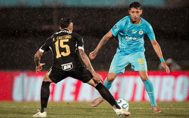 Barba Domínguez observa o comportamento dos jogadores do Galo contra o City Torque Barba Domínguez observa o comportamento dos jogadores do Galo contra o City Torque