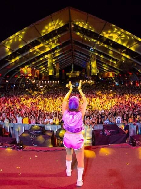 Anitta se fantasia de Christina Aguilera para show em Belo Horizonte