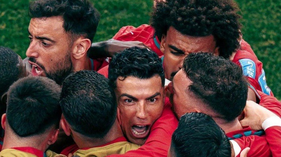 Cristiano Ronaldo é abraçado por jogadores de Portugal durante partida da Copa do Mundo