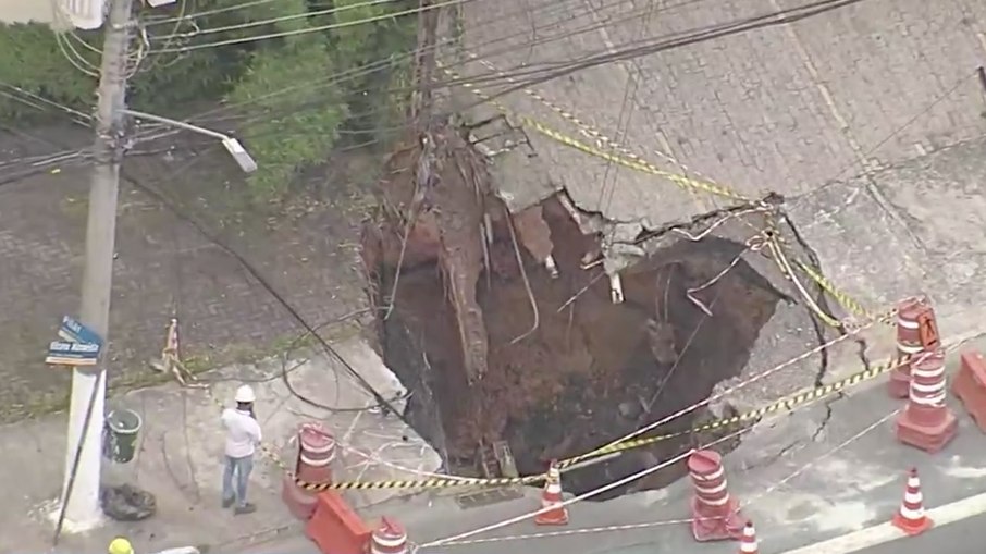 Cratera se abriu em avenida da Zona Oeste de São Paulo