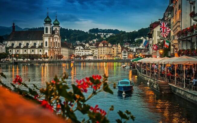 A Suíça é um destino que encanta os turistas e Lacerna está na lista das cidades imperdíveis