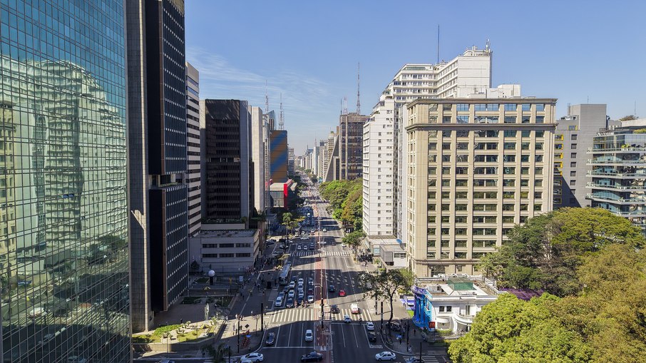 Sol nos prédios da Avenida Paulista, em São Paulo Sol nos prédios da Avenida Paulista, em São Paulo