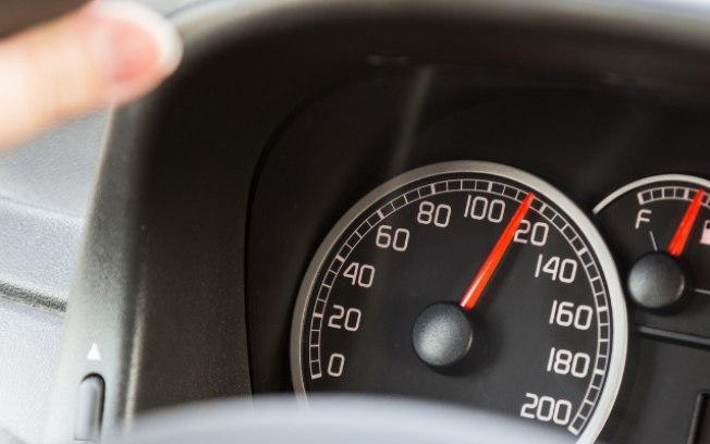 Excesso de velocidade traz riscos e consequências para CNH Excesso de velocidade traz riscos e consequências para CNH