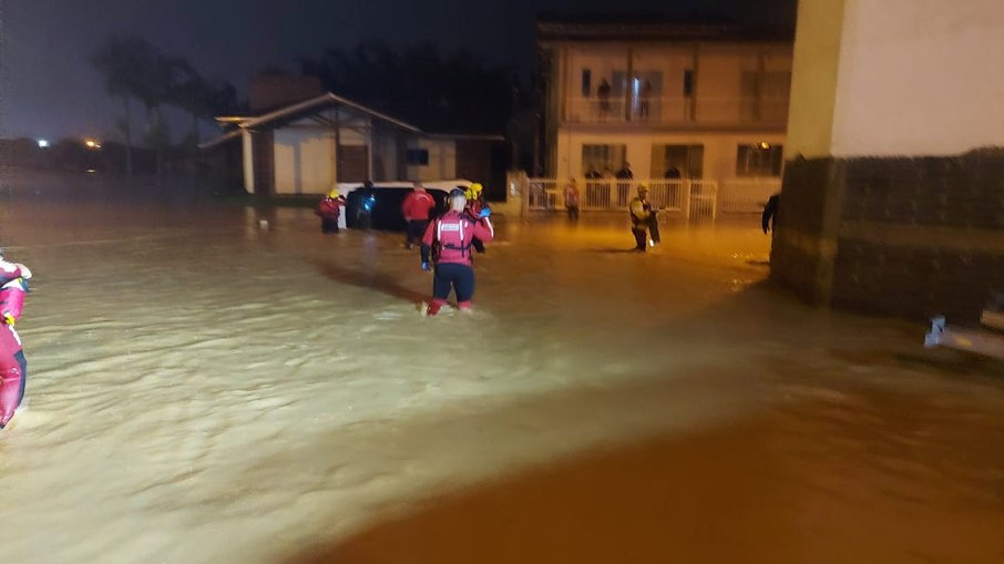 Chuva causa enchentes, deslizamentos e mortes em Santa Catarina