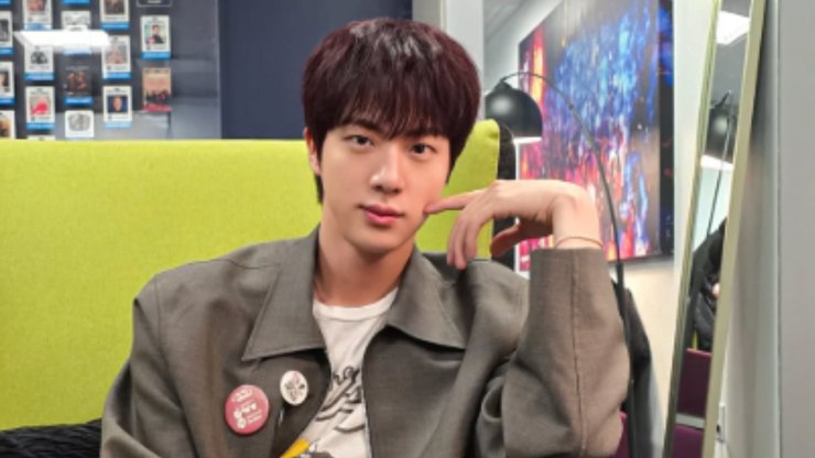 Polícia sul-coreana investiga japonesa por beijar Jin, do BTS