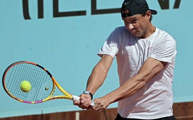 O tenista espanhol Rafael Nadal treina antes de sua estreia no Masters 1000 de Madri, no dia 24 de abril de 2024, na Caja Mágica de Madri.