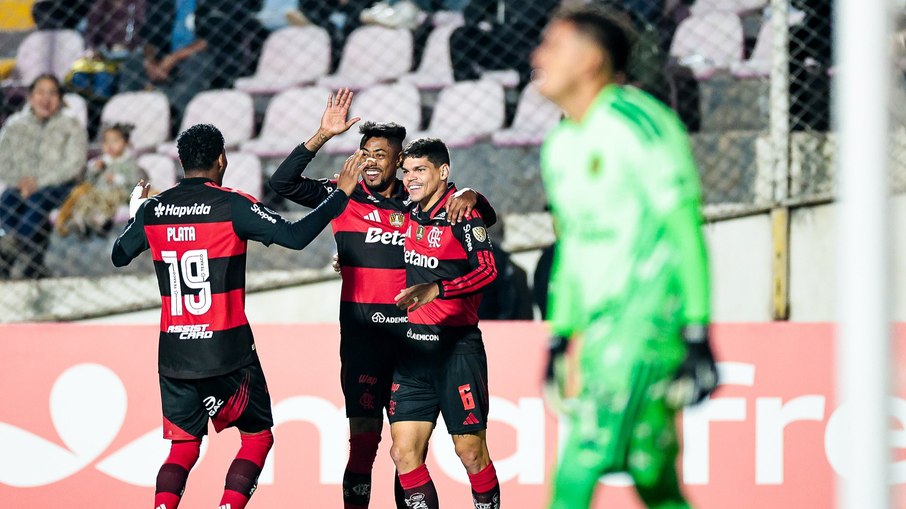 Ídolo aparece e garante vitória ao Flamengo na estreia na Liberta