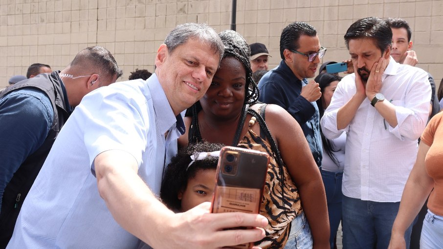 Tarcísio e Nunes estiveram juntos na entrega dos imóveis às famílias Tarcísio e Nunes estiveram juntos na entrega dos imóveis às famílias