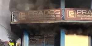 Incêndio em loja destrói R$ 100 mil em produtos, em Goiânia