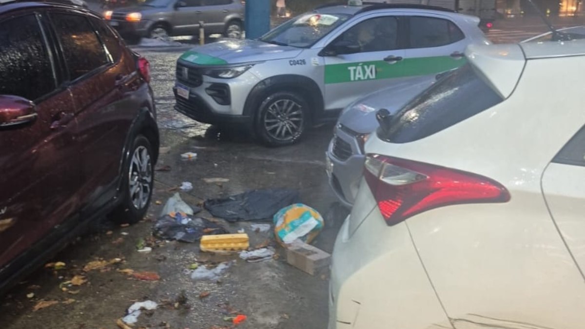 Lixo e carros se aglomeravam nas calçadas de Santos Lixo e carros se aglomeravam nas calçadas de Santos