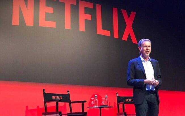 O fundador da Netflix, Reed Hastings, confirmou a produção da série brasileira 'Samantha' em evento em São Paulo nesta terça (7)
