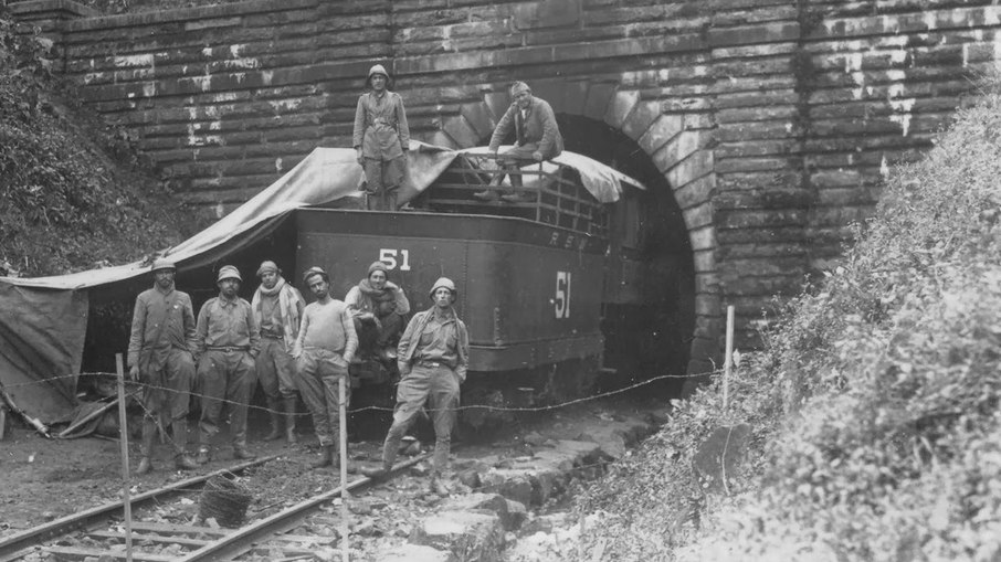 Tropas paulistas com locomotiva bloqueando a passagem no Túnel da Mantiqueira na revolução de 1932