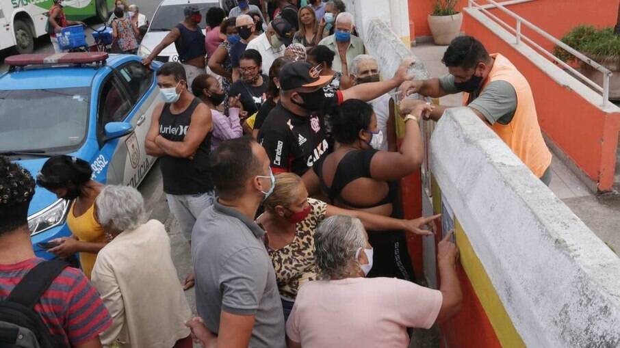 Corrida pela vacina provocou pontos de aglomeração na Baixada Fluminense