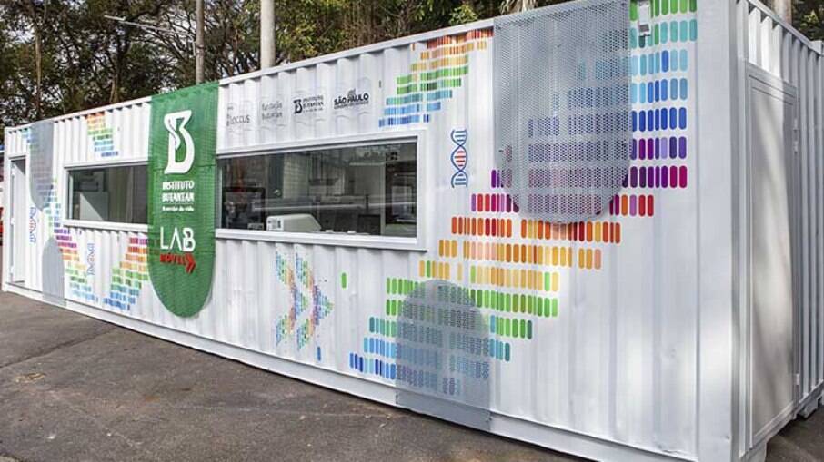 Unidade realiza sequenciamento de variantes e tem estrutura de vidro para aproximar a população da ciência Unidade realiza sequenciamento de variantes e tem estrutura de vidro para aproximar a população da ciência