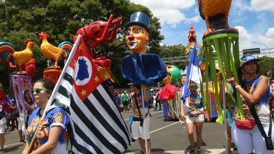 Banda do Candinho anima Carnaval 2025 em desfile de SP