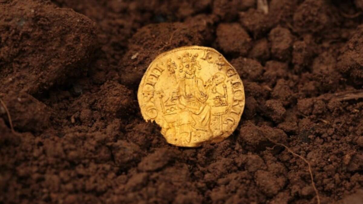 Un arqueólogo descubre una rara moneda de oro medieval;  Ver valor del artículo |  Globalismo