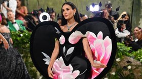 Demi Moore rouba cena no Met Gala com vestido feito de papel de parede