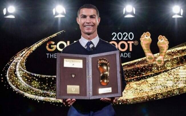 Cristiano Ronaldo recebe prêmio por conquistas 