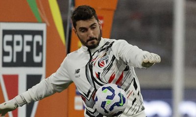 Rafael é expulso, São Paulo vai mal nos pênaltis e é eliminado
