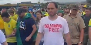 Durante caminhada, no DF, Carlos Bolsonaro pede "Anistia já"