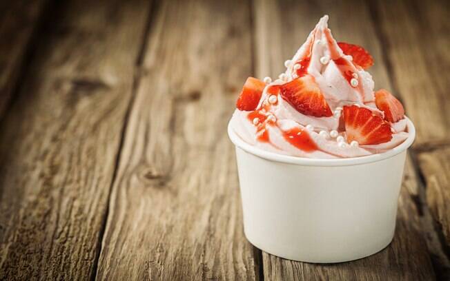 Frozen iogurte carrega a fama de ser mais saudável que o sorvete. Compare as sobremesas e entenda