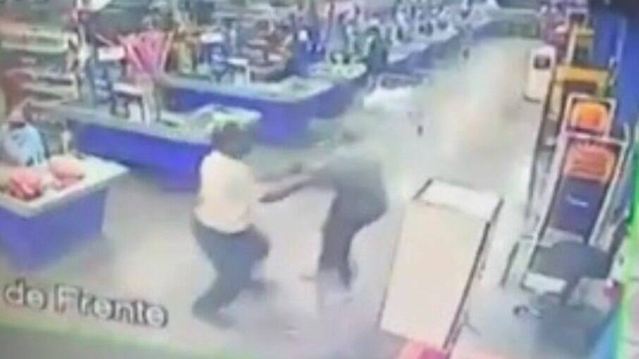 Câmeras de segurança registraram o momento em que o jovem ataca o segurança