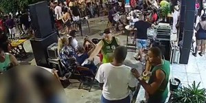 VÍDEO: homem é executado a tiros por policial em pagode no RJ