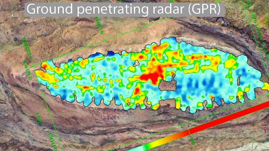 Fotografia de drone sobreposta aos resultados da varredura por radar de penetração no solo, mostrando estruturas internas e ângulos retos a 7 metros abaixo da superfície Fotografia de drone sobreposta aos resultados da varredura por radar de penetração no solo, mostrando estruturas internas e ângulos retos a 7 metros abaixo da superfície