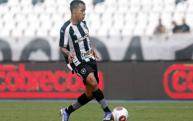 Breno comemora estreia no Botafogo, mas não quer parar por aí: 'Nada de acomodar'