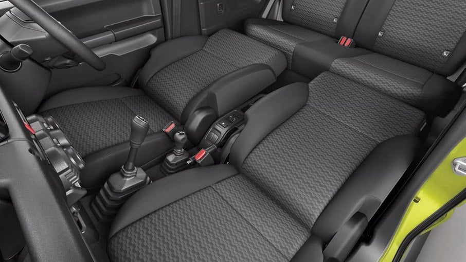 Interior do Suzuki Jimny 4 portas pode ficar plano, o que permite dormir durante longas explorações
