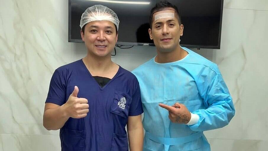 Dr. Alberto Ozaki, da clínica Easy Capilar, e Tiago Piquilo